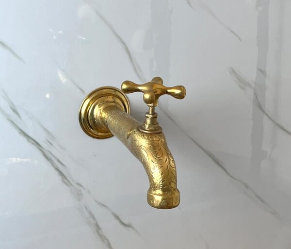 Fait main Robinet mural en laiton doré artisanal – Style oriental gravé | Pour salle de bain, cuisine ou jardin | 16 cm – Image 4