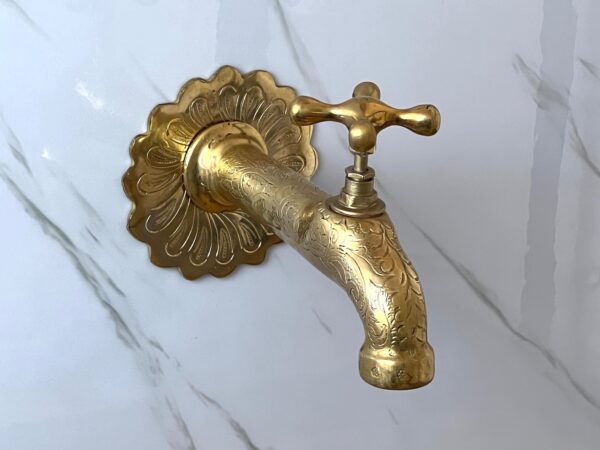Fait main Robinet mural en laiton doré artisanal – Style oriental gravé | Pour salle de bain, cuisine ou jardin | 16 cm – Image 6